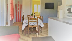 Una cocina compacta con comedor.