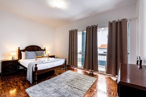 3 slaapkamers, een strijkplank/strijkijzer, internet, beddengoed