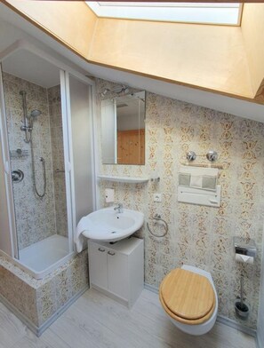 Serviettes fournies, savon, papier toilette