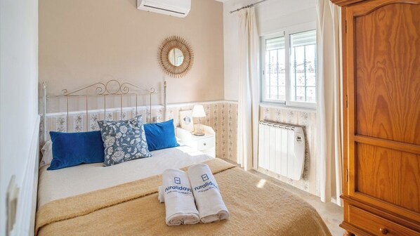 3 slaapkamers, een strijkplank/strijkijzer, reisbedje, wifi