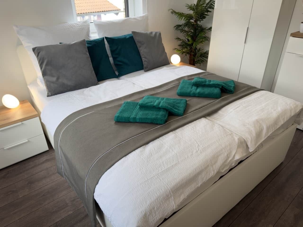 3 Schlafzimmer, Schreibtisch, schallisolierte Zimmer