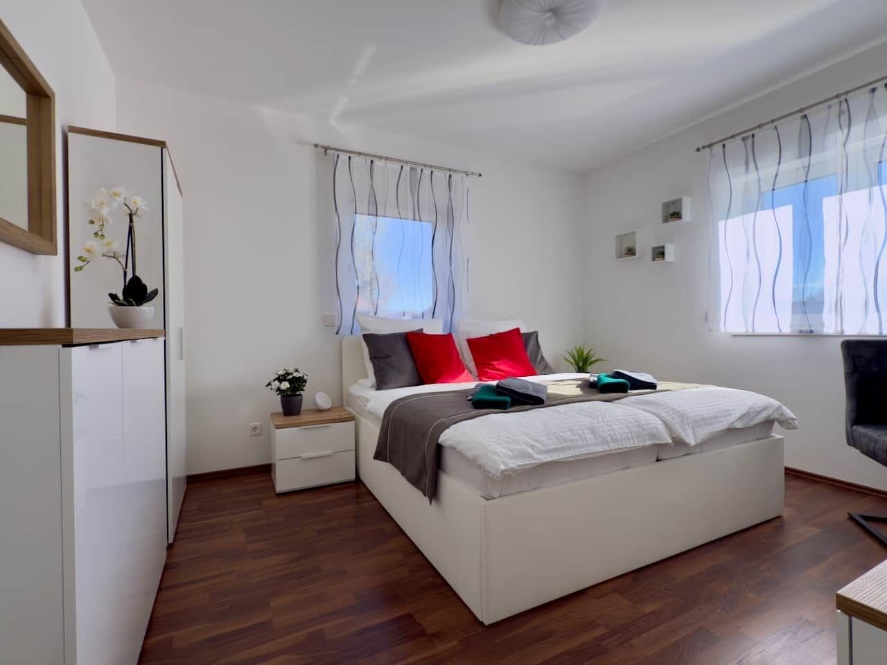 3 Schlafzimmer, Schreibtisch, schallisolierte Zimmer