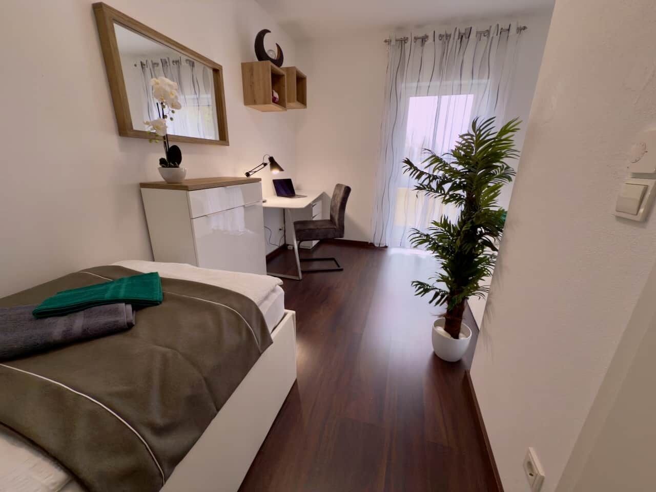 3 Schlafzimmer, Schreibtisch, schallisolierte Zimmer