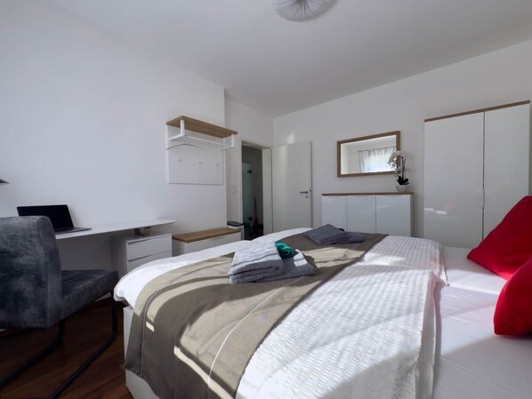 3 chambres, bureau, système d’insonorisation, fer et planche à repasser