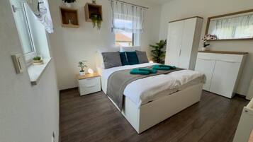 3 Schlafzimmer, Schreibtisch, schallisolierte Zimmer