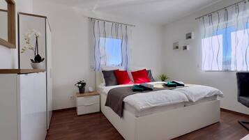 3 bedrooms, desk, iron/ironing board, free WiFi