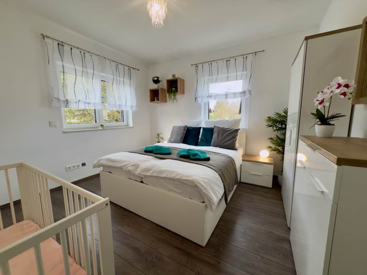 3 bedrooms, desk, iron/ironing board, free WiFi