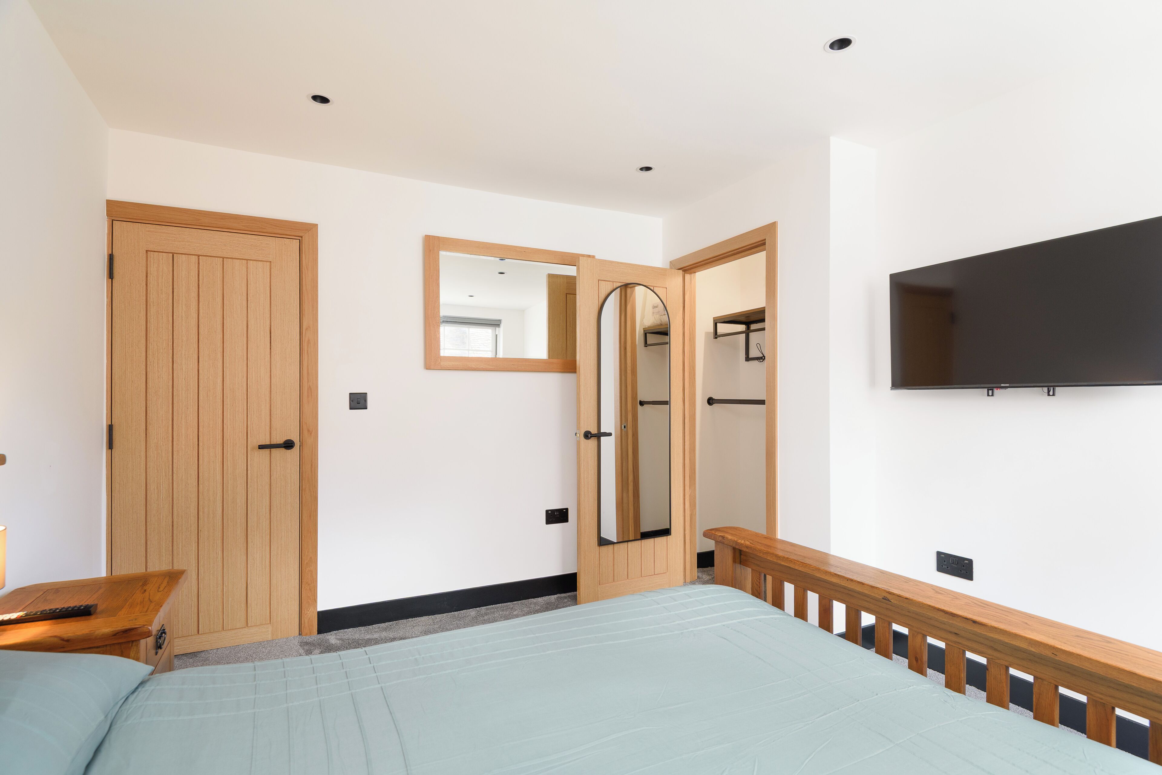 2 slaapkamers, een strijkplank/strijkijzer, internet, beddengoed