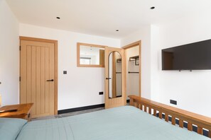 2 habitaciones, tabla de planchar con plancha, internet y ropa de cama