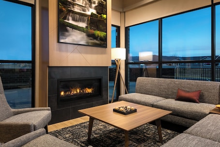 Sala de estar en el lobby. Hyatt Place Post Falls/Coeur D'Alene