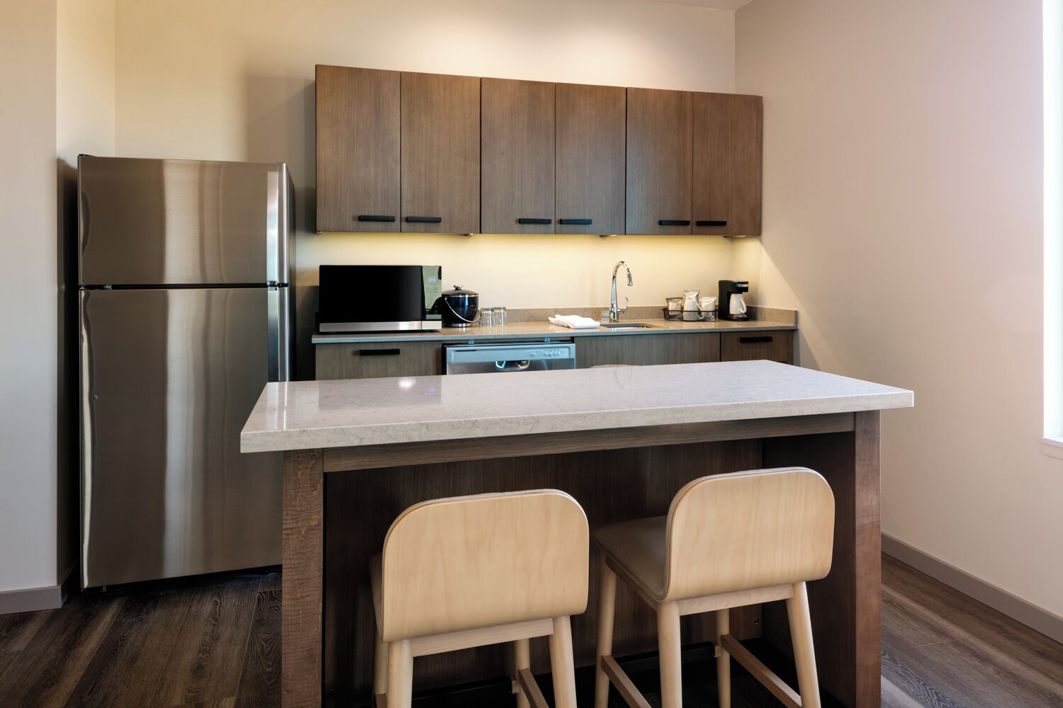 Een bureau, verduisterende gordijnen, een strijkplank/strijkijzer