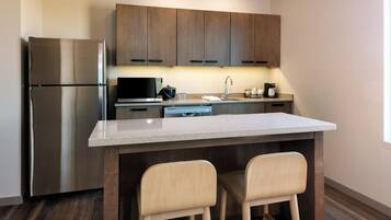 Een bureau, verduisterende gordijnen, een strijkplank/strijkijzer