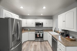 Kjøleskap, mikrobølgeovn, ovn og kokeplater