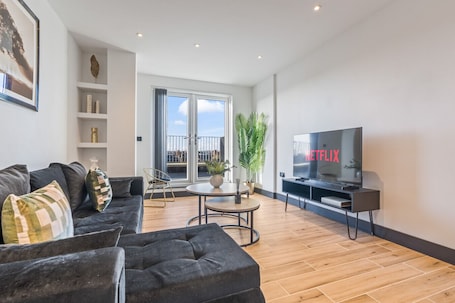 TV. Spacious 3BR Penthouse| Balcony | N Finchley