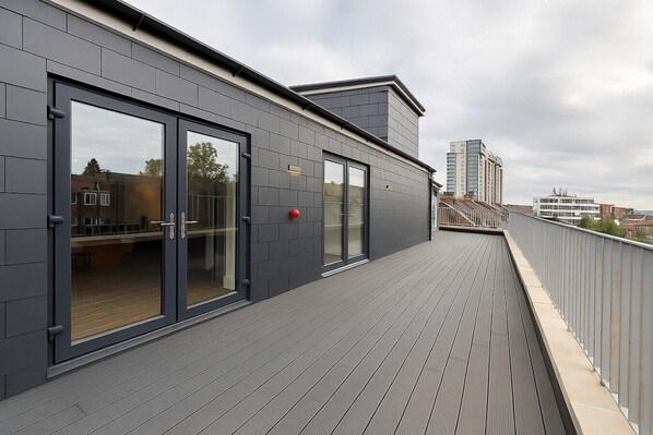 Exterior detail - Spacious 3BR Apartment | Balcony | N Finchley (London)