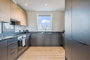 Kühlschrank, Mikrowelle, Ofen, Geschirrspüler