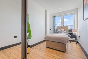 2 soverom, skrivebord, strykejern/-brett og wi-fi (inkludert)