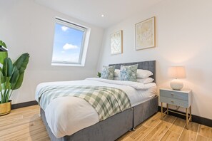 2 habitaciones, escritorio, tabla de planchar con plancha y wifi gratis 