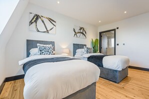 2 bedrooms, desk, iron/ironing board, free WiFi - Spacious 3BR Penthouse| Balcony | N Finchley (London)