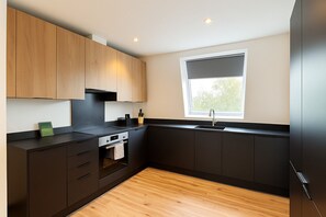 Fridge, microwave, oven, stovetop - Spacious 3BR Apartment | Balcony | N Finchley (London)