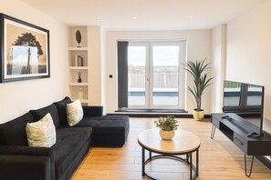 TV - Spacious 3BR Apartment | Balcony | N Finchley (London)