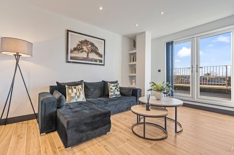 TV. Spacious 3BR Penthouse| Balcony | N Finchley