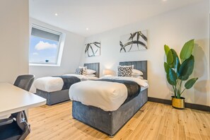 2 bedrooms, desk, iron/ironing board, free WiFi - Spacious 3BR Apartment | Balcony | N Finchley (London)