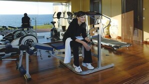 A gym with exercise equipment and a view of the ocean. - Vila Joya (Albufeira)