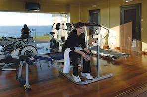 A gym with exercise equipment and a view of the ocean. - Vila Joya (Albufeira)