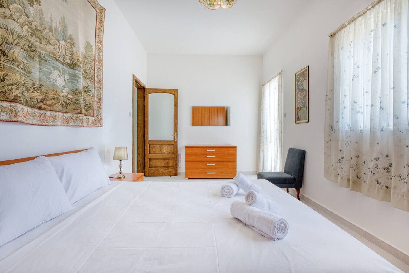 3 habitaciones, tabla de planchar con plancha, wifi y ropa de cama 