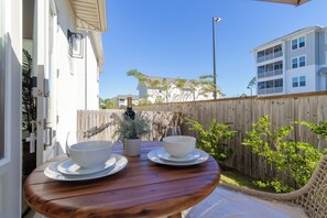 Outdoor dining - 🦩Book Me Baby! Coastal Breeze Now Available🦩 (Santa Rosa Beach)