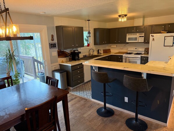Private kitchen - Amazing 3-bedroom house with fitness room in Anchorage (Anchorage)