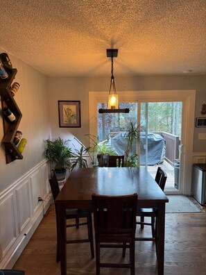 Dining - Amazing 3-bedroom house with fitness room in Anchorage (Anchorage)