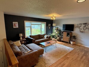 Living area - Amazing 3-bedroom house with fitness room in Anchorage (Anchorage)