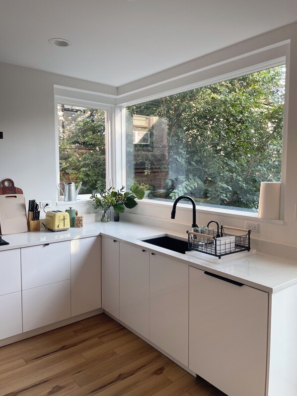 Micro-ondes, four, plaque de cuisson, lave-vaisselle