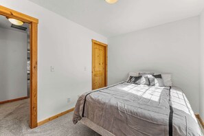 3 soverom, skrivebord, wi-fi (inkludert) og sengetøy