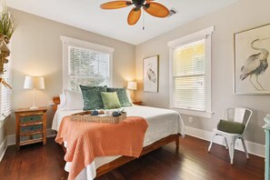 2 bedrooms, WiFi, bed sheets - HOT TUB - Walk 2Beach FIRE PIT! - Tortuga Tides (Galveston)