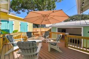 Outdoor dining - HOT TUB - Walk 2Beach FIRE PIT! - Tortuga Tides (Galveston)