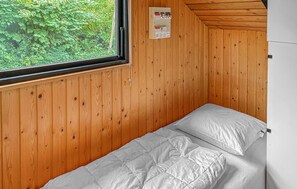 2 bedrooms, iron/ironing board, free WiFi