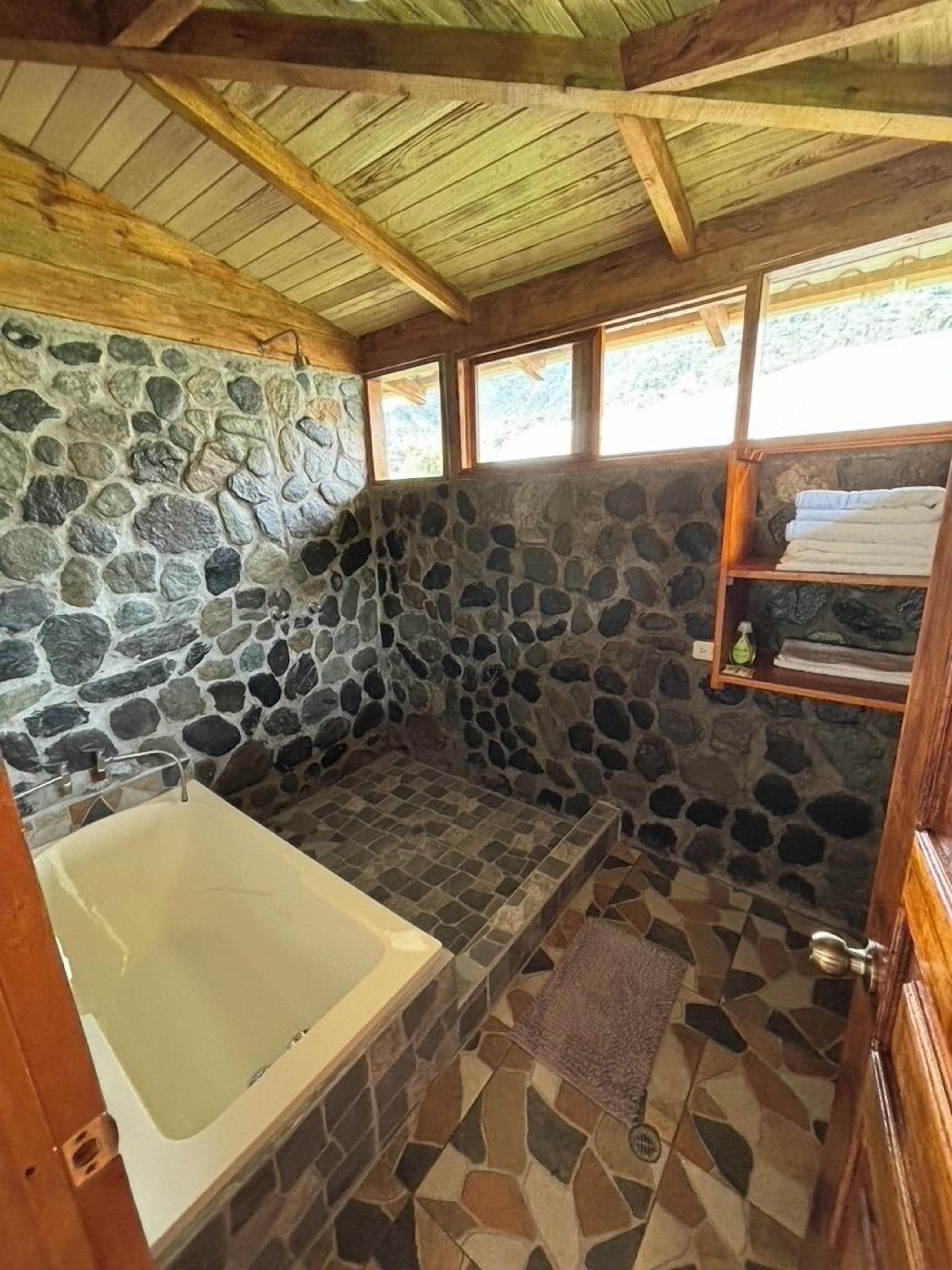 Cabaña Deluxe, vista a la montaña | Baño | Toallas, jabón, shampoo, papel de baño 