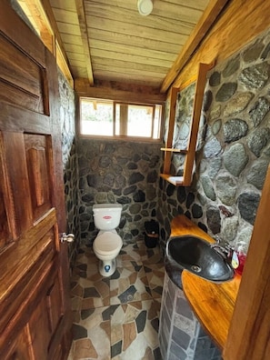Deluxe Cabin, Mountain View | Bathroom | Towels, soap, shampoo, toilet paper