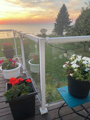 Property grounds - Huron Hideaway - Lakefront Cottage Hot Tub /Pets (Goderich)