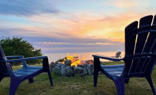 Huron Hideaway - Lakefront Cottage Hot Tub /Pets