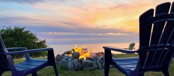 Huron Hideaway - Lakefront Cottage Hot Tub /Pets