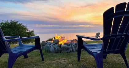 Huron Hideaway - Lakefront Cottage Hot Tub /Pets