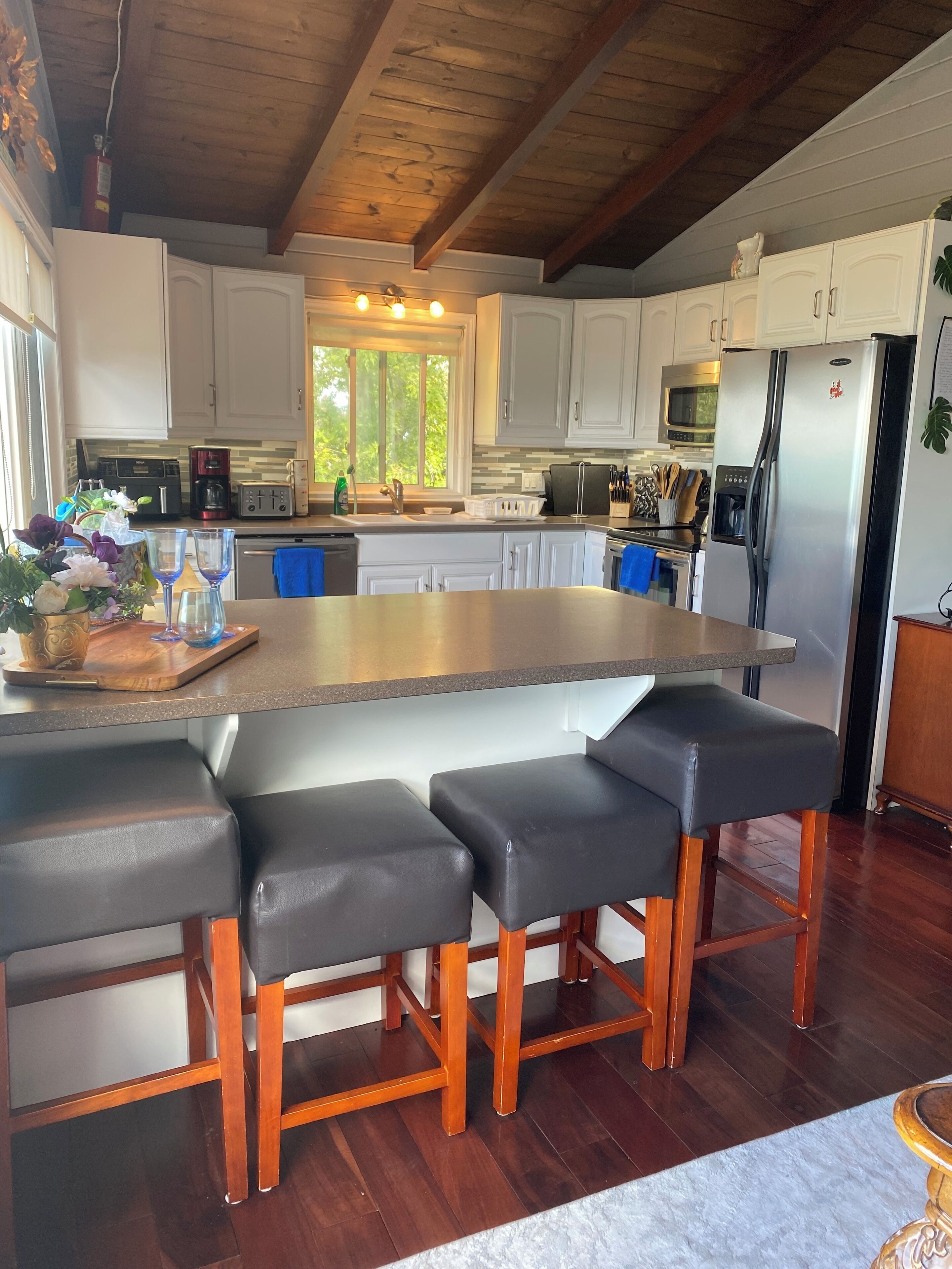 Jääkaappi, mikroaaltouuni, uuni, liesi