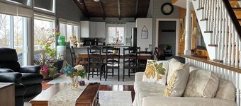 Huron Hideaway - Lakefront Cottage Hot Tub /Pets