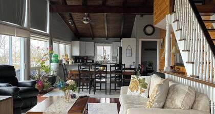 Huron Hideaway - Lakefront Cottage Hot Tub /Pets