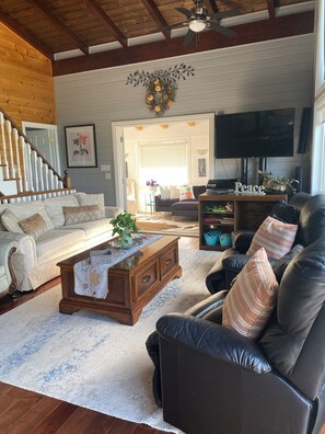 Smart TV, fireplace, video games, DVD player - Huron Hideaway - Lakefront Cottage Hot Tub /Pets (Goderich)