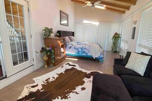 5 chambres, bureau, fer et planche à repasser, lit parapluie